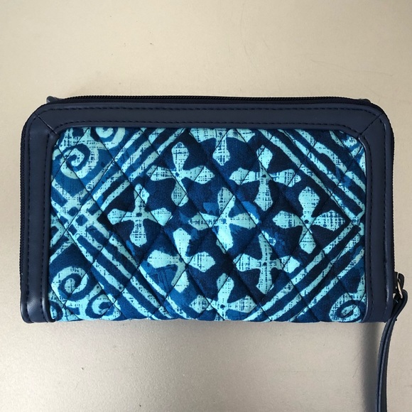 Vera Bradley Cuban Tiles Wristlet - Picture 2 of 4